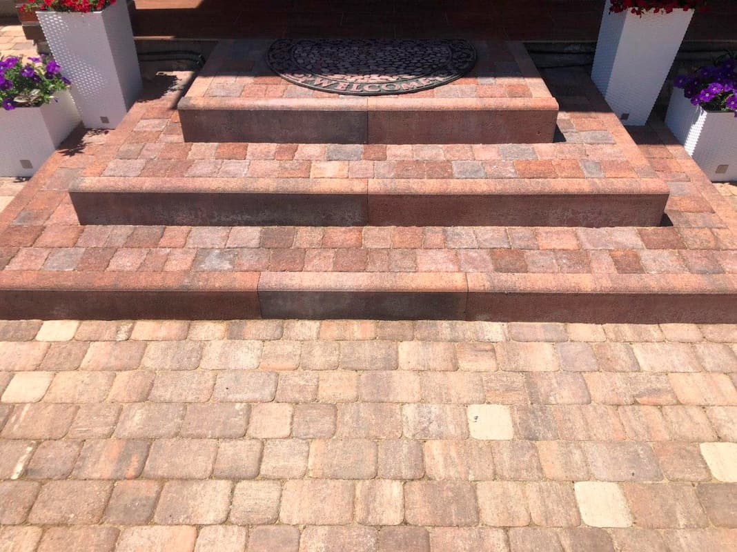 stupeni iz kamnya bortovogo